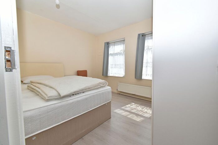 3 Bedroom Flat To Rent In Hanwell, W7