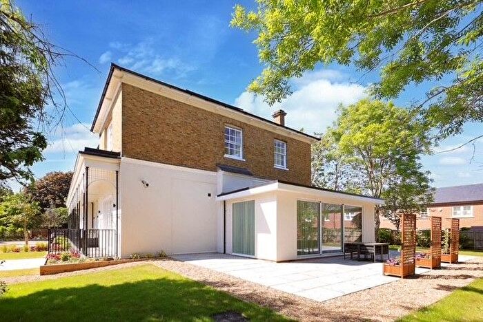 2 Bedroom Flat For Sale In Mobbs Close, Slough, SL2