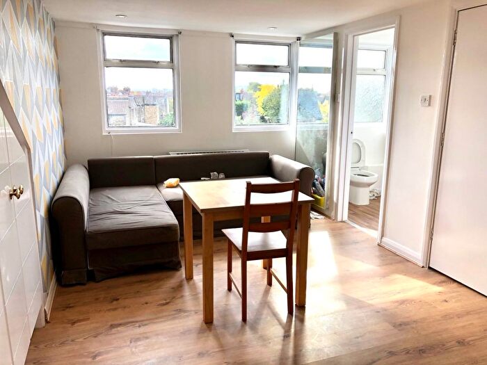 Studio To Rent In Park Avenue, Palmers Green, N13