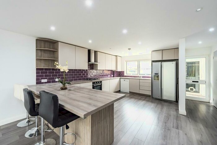 3 Bedroom Semi-Detached House To Rent In Vale Court Wheathampstead, AL4