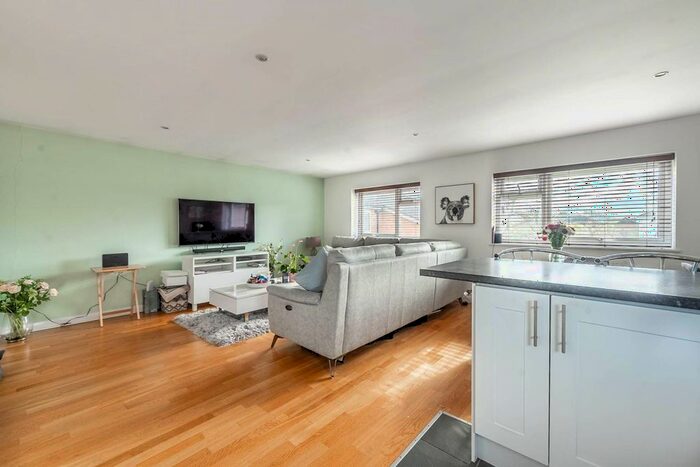 2 Bedroom Flat To Rent In Annette Close, Harrow Weald, Harrow, HA3