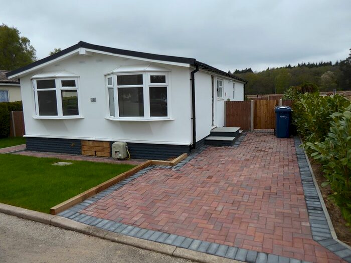 2 Bedroom Mobile/park Home For Sale In Warren Park, Thursley, Godalming, Surrey, GU8