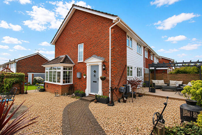 3 Bedroom Semi Detached House For Sale In Windmill Close, Clanfield, Waterlooville, PO8