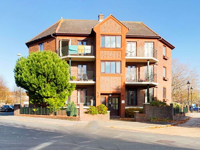 2 Bedroom Flat To Rent In Clarence Road, Gosport, PO12