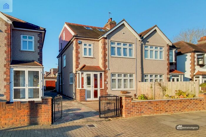4 Bedroom Semi-Detached House To Rent In Princes Plain, Bromley BR2