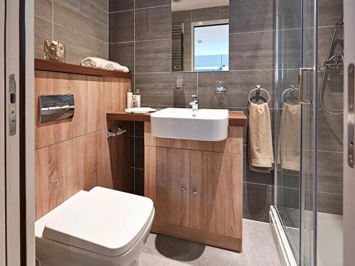 Apartment To Rent In Apt, South Parade #, LS1