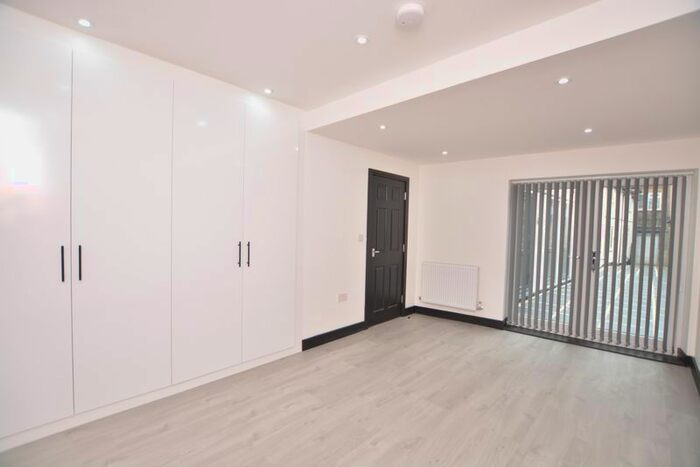 2 Bedroom Flat To Rent In High Street, High Wycombe, HP11