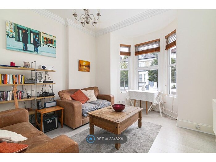 2 Bedroom Flat To Rent In Percy Road, London, W12