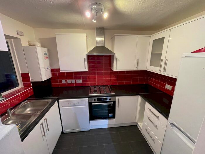 1 Bedroom Flat To Rent In Greenway Close, Friern Barnet, N11