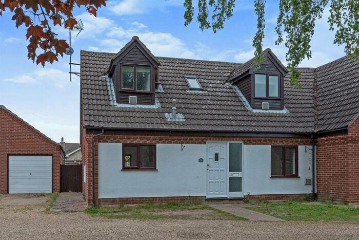 3 Bedroom Chalet To Rent In Oak Drive, Beck Row, Bury St. Edmunds, IP28