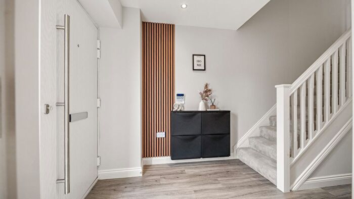 3 Bedroom End Of Terrace House For Sale In Hawkshead Road, Glossop, SK13