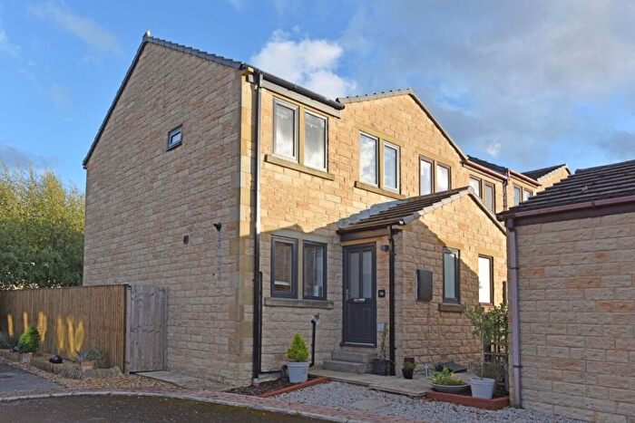 2 Bedroom Town House For Sale In Fox Royd, Shepley, Huddersfield, HD8