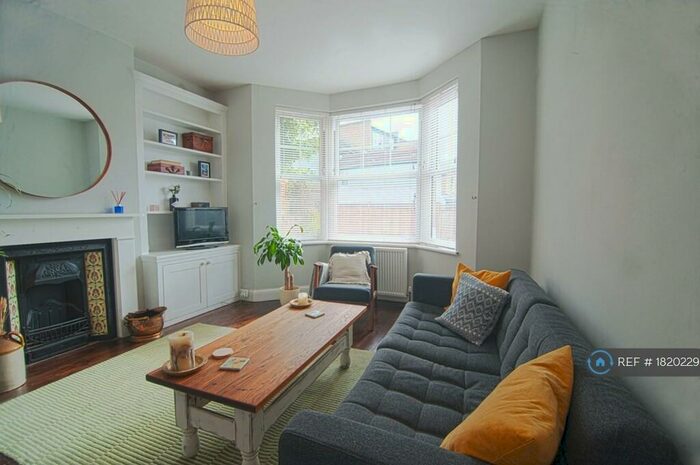 2 Bedroom Flat To Rent In Radbourne Road, London, SW12