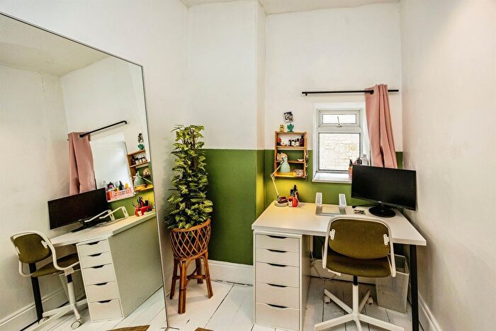 2 Bedroom End Of Terrace House For Sale In Upper Fountain Street, Sowerby Bridge, HX6