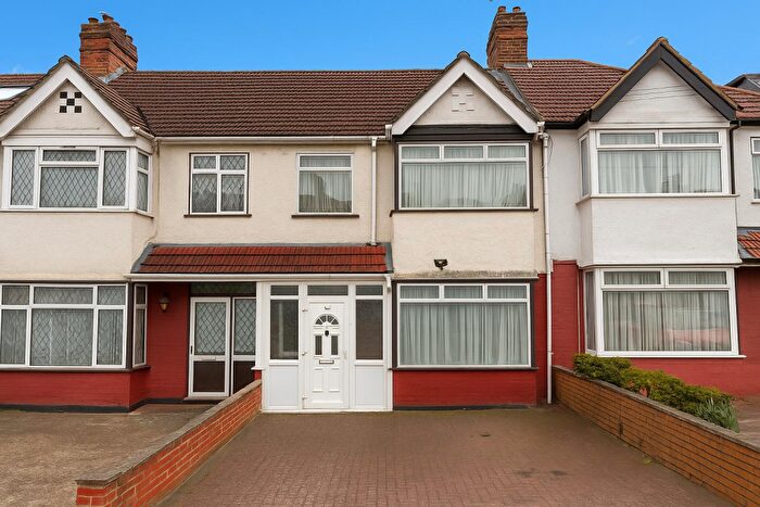 3 Bedroom Terraced House For Sale In Meadowbank Road, Kingsbury, NW9