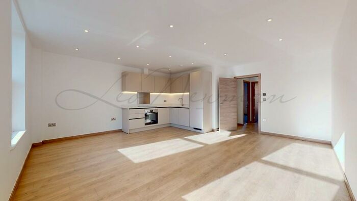 2 Bedroom Flat To Rent In High Street, Thames Ditton, Surrey, KT7