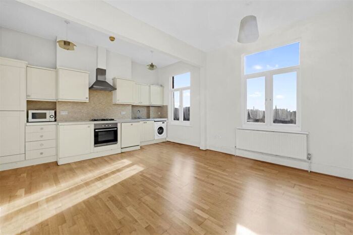 3 Bedroom Flat To Rent In St. Pauls Avenue, London, NW2