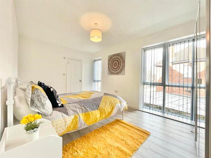 2 Bedroom Flat To Rent In Two Bedroom Split Level Apartment - Higham Hill Road - Walthamstow - - (£, Pcm), E17