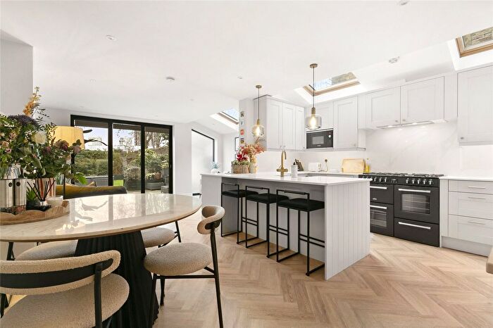 2 Bedroom Flat For Sale In Knoll Road, Wandsworth, London, SW18