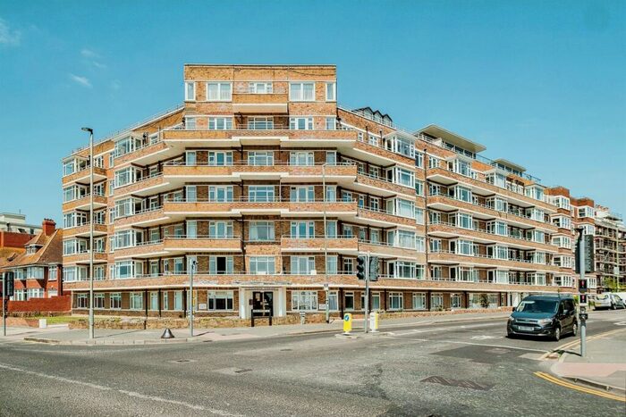 3 Bedroom Flat For Sale In Kingsway, Hove, BN3