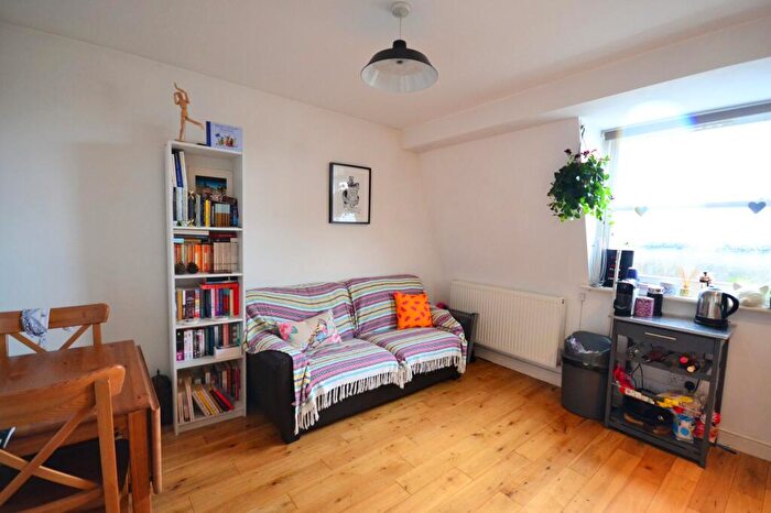 2 Bedroom Flat To Rent In New Cross Road, London, SE14