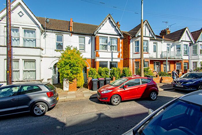 1 Bedroom Flat For Sale In Hainault Avenue, Westcliff-On-Sea, SS0