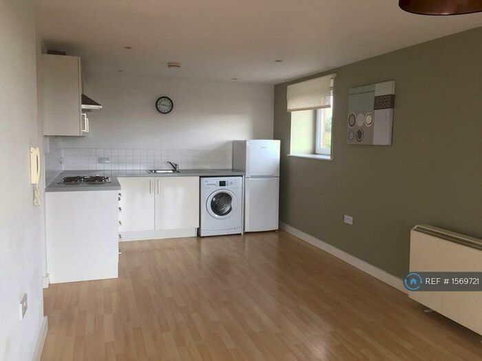 2 Bedroom Flat To Rent In Lakeside Rise, Manchester, M9