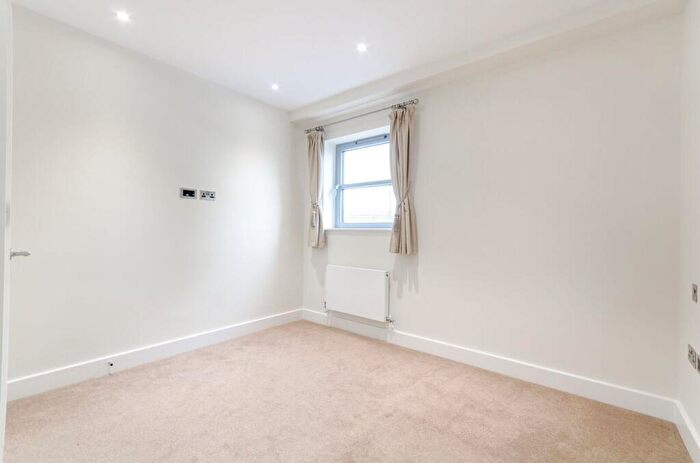 1 Bedroom Flat To Rent In Barnsbury Lane, Tolworth, Surbiton, KT5