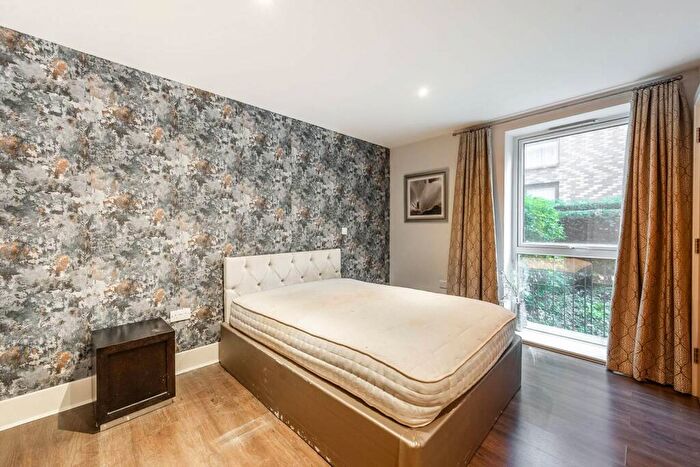 3 Bedroom Flat To Rent In Attlee Court, Stanmore, HA7