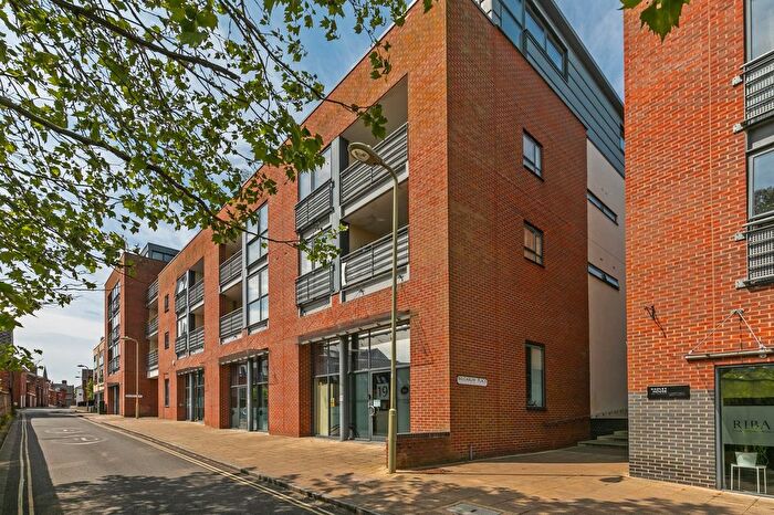 2 Bedroom Flat To Rent In Staple Gardens, Winchester, SO23