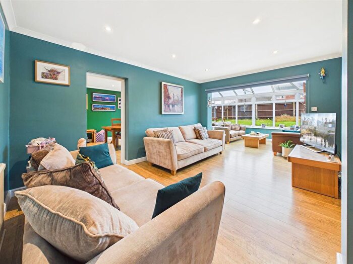 3 Bedroom Semi-Detached House For Sale In Farm Drive, Tilehurst, Reading, RG31 - Photo 3