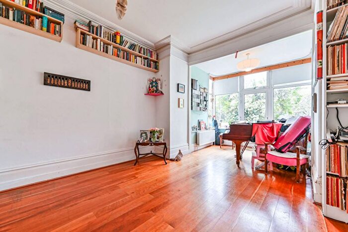 3 Bedroom Maisonette For Sale In Cranwich Road, Stoke Newington, Stoke Newington, London, N16