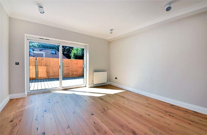 2 Bedroom Flat For Sale In Holly Oak Close, Cheam, Sutton, SM2