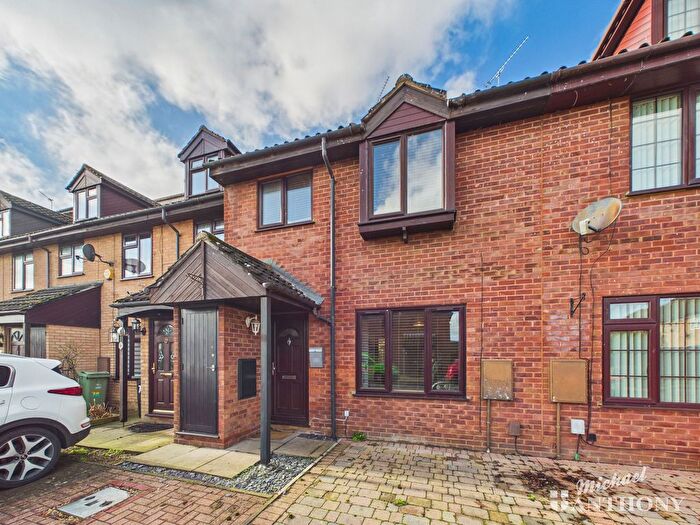 2 Bedroom Terraced House For Sale In Wyngates, Leighton Buzzard, Bedfordshire, LU7