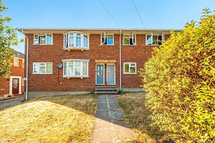 2 Bedroom Flat For Sale In Bells Hill, Barnet, EN5