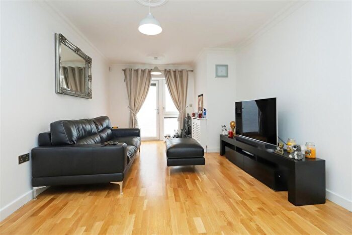 1 Bedroom Flat For Sale In Wintergreen Boulevard, West Drayton, UB7