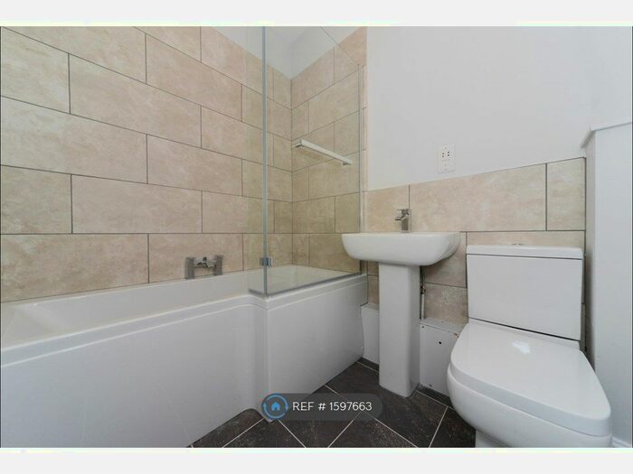 2 Bedroom Flat To Rent In Above High Street, New Forest, SO43