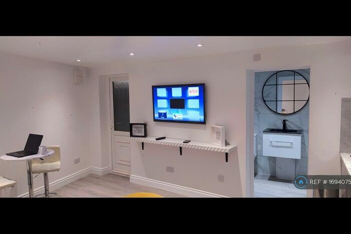 Studio To Rent In London, London, NW9