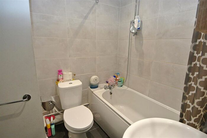 1 Bedroom Property To Rent In Pond Road, Egham, TW20