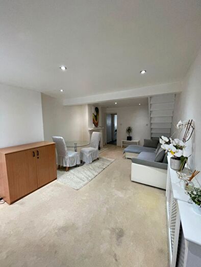 2 Bedroom Terraced House To Rent In Hounslow, TW3