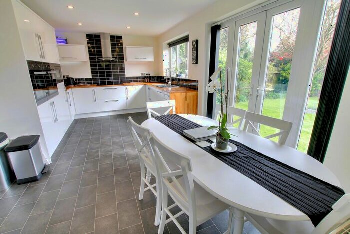 4 Bedroom Detached House For Sale In High Road, Tholomas Drove, PE13