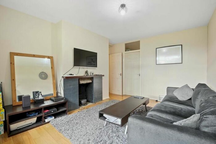2 Bedroom Flat To Rent In Pringle Gardens, London, SW16