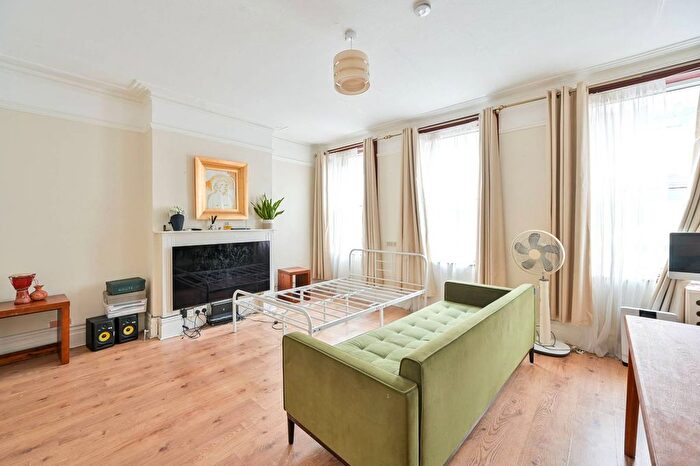 3 Bedroom Flat To Rent In Westmoreland Road, Elephant And Castle, London, SE17