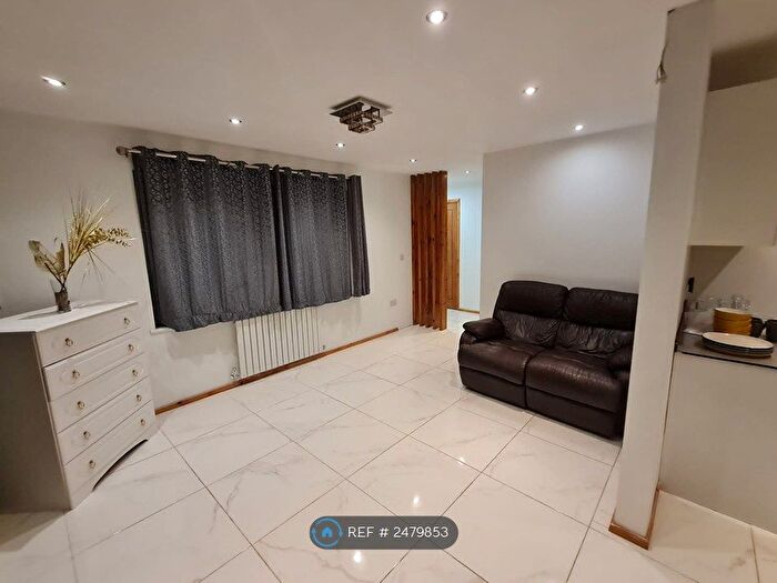 3 Bedroom Detached House To Rent In Graylands Road, Nottingham, NG8