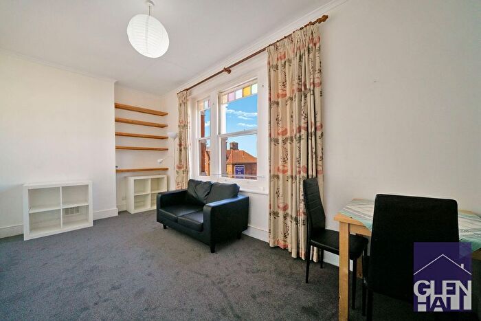 1 Bedroom Flat For Sale In - Friern Barnet Road, London, N11