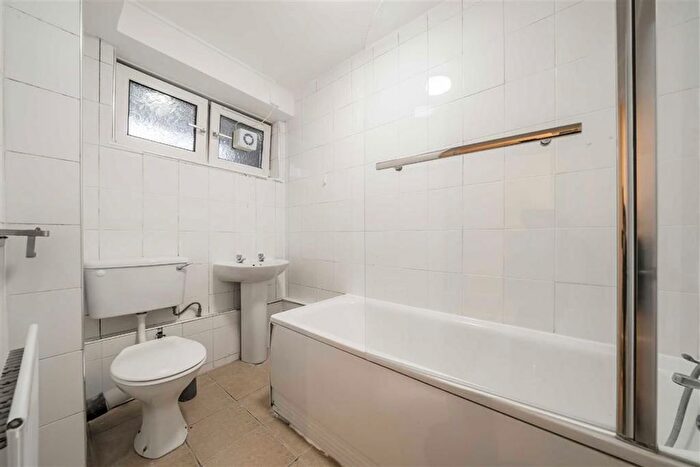 2 Bedroom Flat For Sale In Milton Court Road, London, SE14