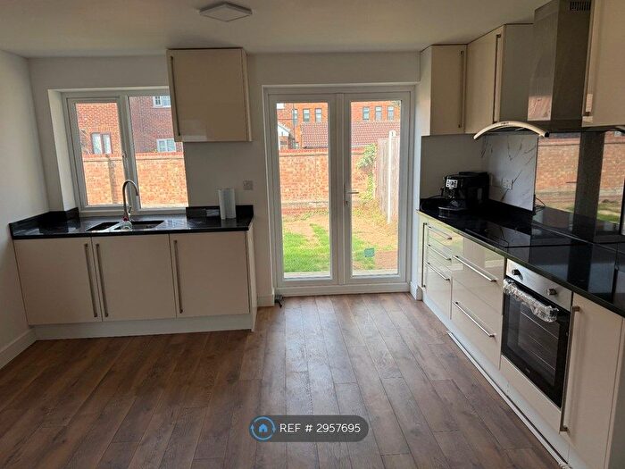 5 Bedroom Semi-Detached House To Rent In Rudyard Close, Luton, LU4