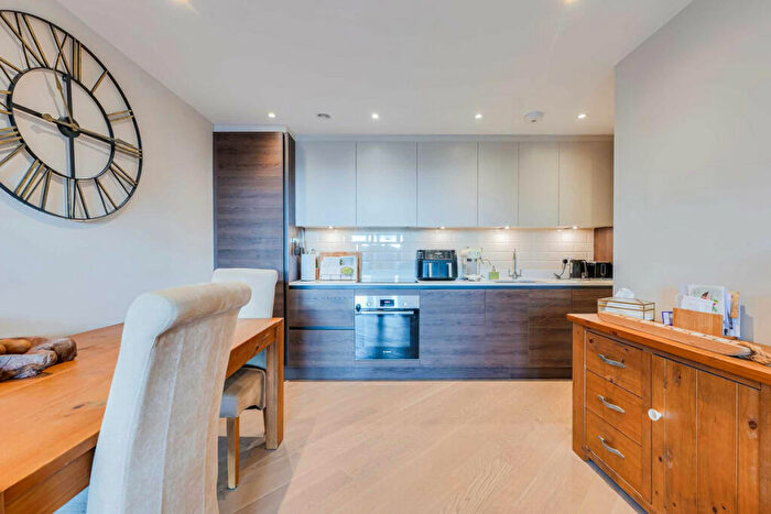 2 Bedroom Flat For Sale In Leigh Road, Leigh On Sea, SS9