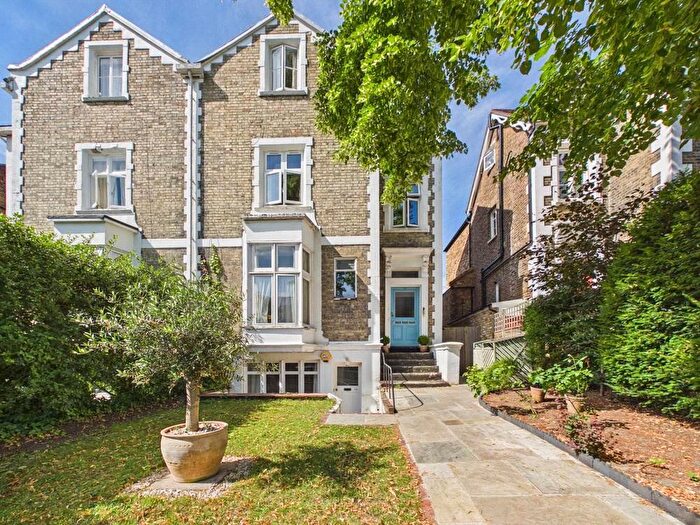 2 Bedroom Flat To Rent In Park Road, Richmond, TW10