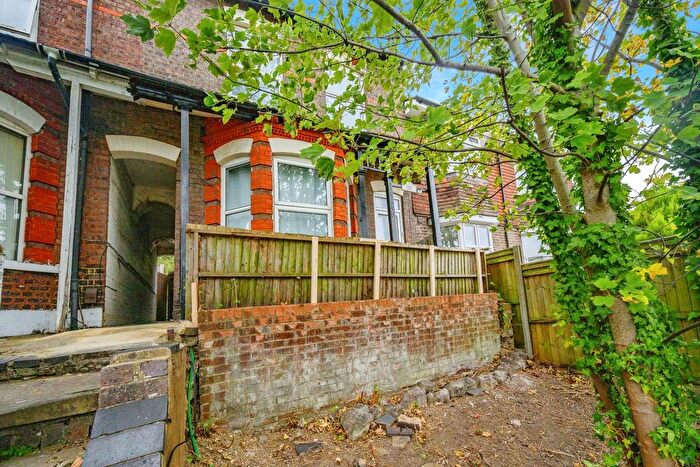 3 Bedroom Terraced House For Sale In Hitchin Road, Luton, Bedfordshire, LU2